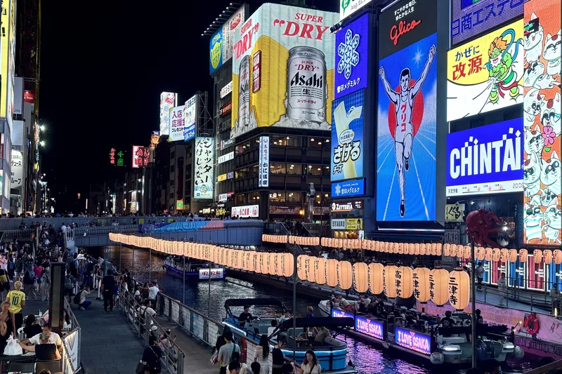 Các bảng hiệu rực sáng, trong đó có biển Glico Running Man, chiếu sáng kênh Dotonbori về đêm ở Osaka.