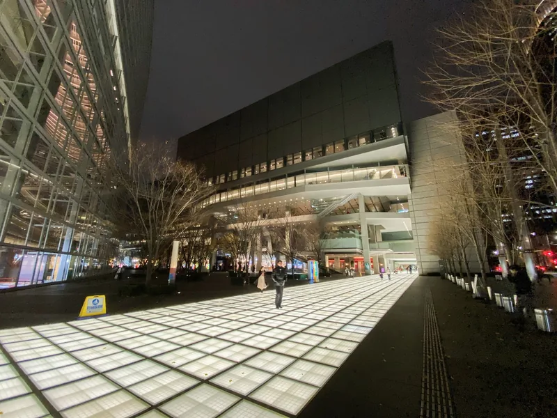 Lối đi lát kính phát sáng dẫn tới tòa nhà Tokyo International Forum vào ban đêm.