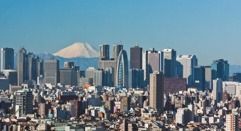 Các tòa cao tầng ở Shinjuku vươn lên giữa cảnh quan đô thị Tokyo, phía xa là núi Phú Sĩ phủ tuyết.