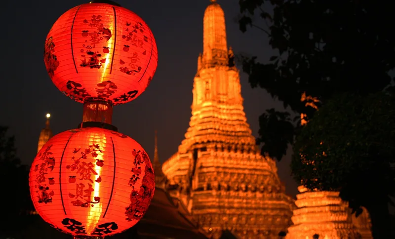 Đèn lồng đỏ rực sáng bên tháp chùa Wat Arun được chiếu sáng vào ban đêm ở Bangkok.