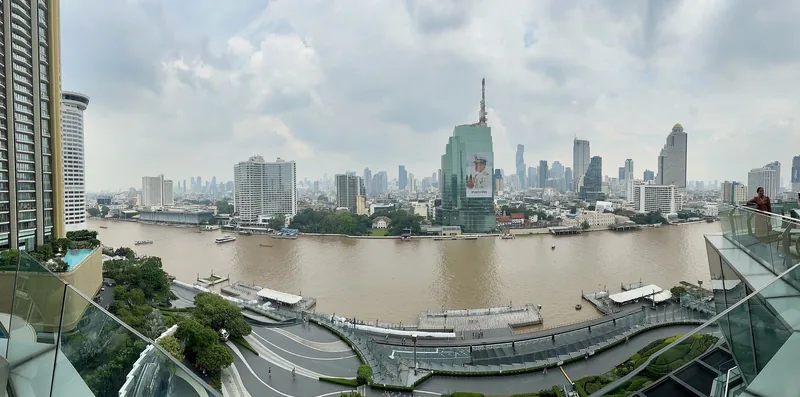 Toàn cảnh sông Chao Phraya uốn lượn qua các tòa cao tầng của Bangkok, nhìn từ ban công một tòa nhà cao tầng.