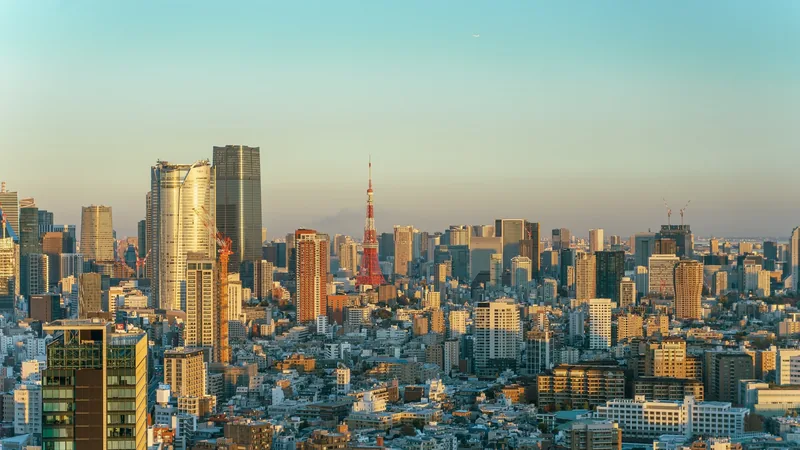 Toàn cảnh thành phố Tokyo lúc hoàng hôn với tháp Tokyo nổi bật giữa các cao ốc dày đặc ở Minato.