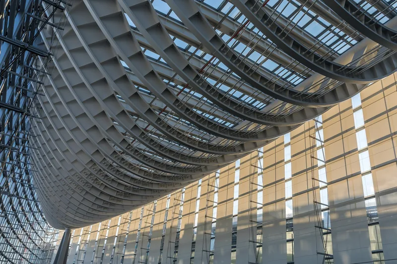 Những giàn thép cong tạo khung mái kính của Tokyo International Forum.