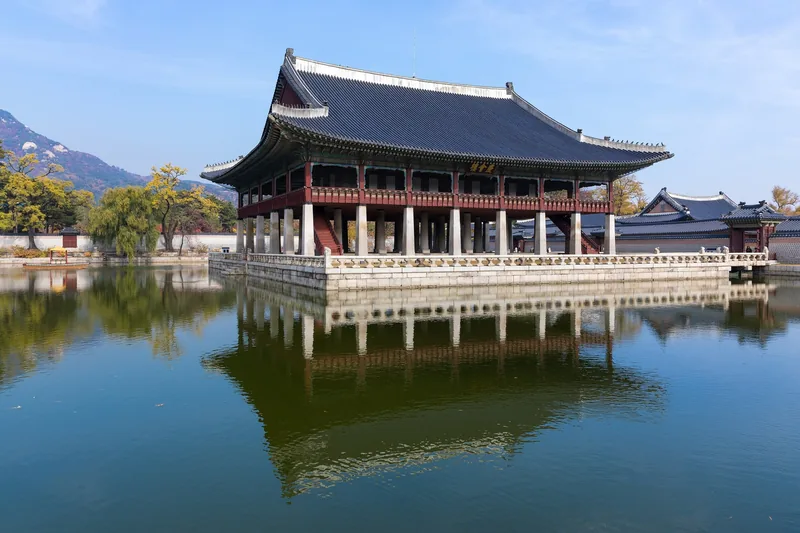 Lầu yến tiệc hoàng gia Gyeonghoeru phản chiếu trên mặt hồ tĩnh lặng tại cung Gyeongbokgung, Seoul