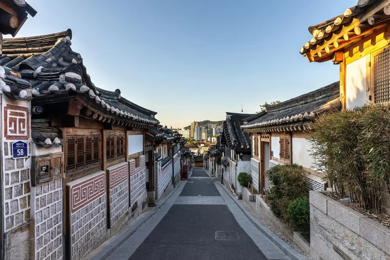 Con đường dốc yên tĩnh với những ngôi nhà hanok truyền thống lúc hoàng hôn tại Bukchon, Seoul.