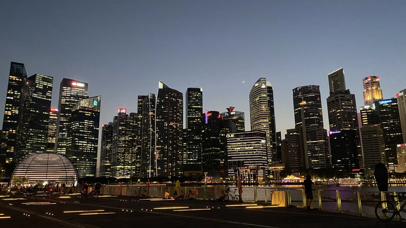 Đường chân trời các tòa cao tầng Singapore rực sáng lúc chạng vạng bên bờ vịnh Marina Bay.