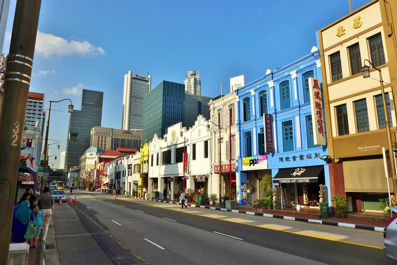 Những căn nhà phố cổ nhiều màu sắc trên đường South Bridge Road ở khu Chinatown Singapore với các tòa cao tầng phía sau.