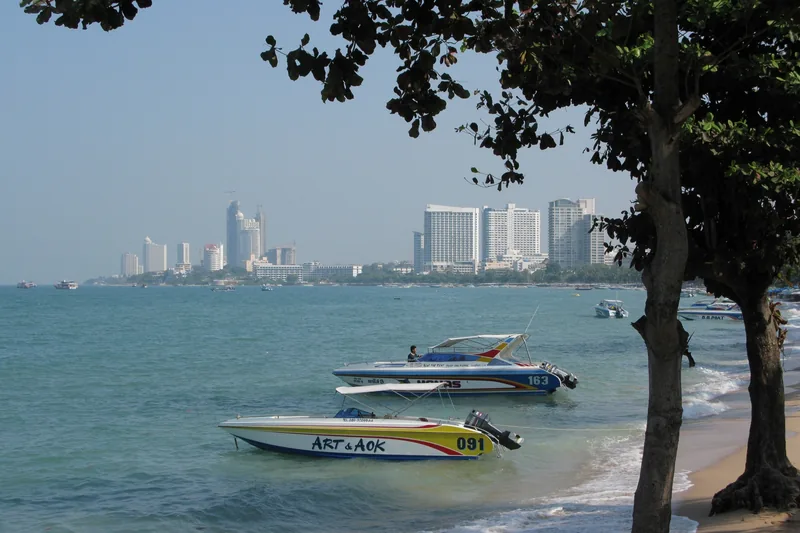 Những chiếc tàu cao tốc neo gần bờ biển Pattaya, phía xa là đường chân trời của thành phố.